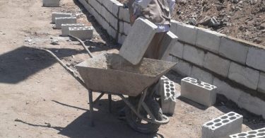 بلدية ببنين – العبدة تبني جداراً استكمالاً لمشروع الدرج…