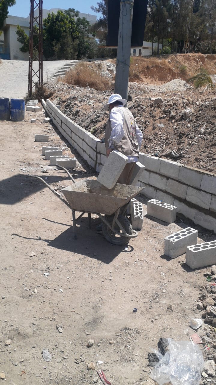 بلدية ببنين – العبدة تبني جداراً استكمالاً لمشروع الدرج…