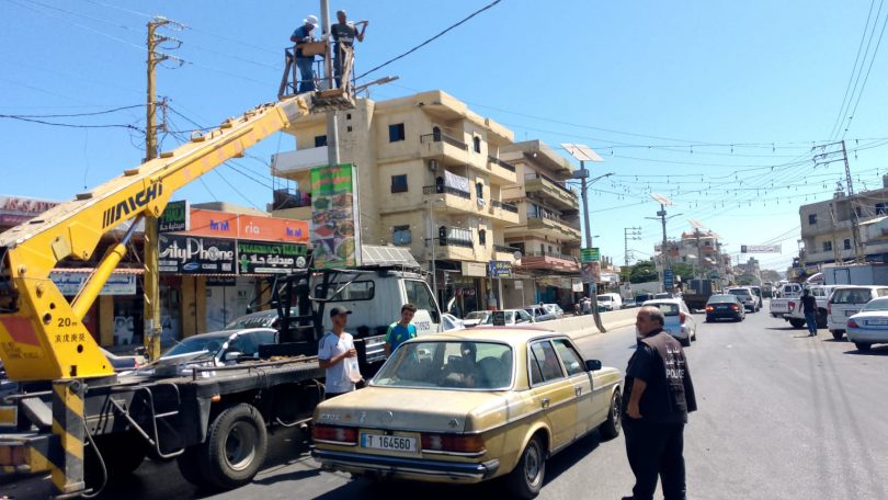 إستمرار تركيب الإنارة على الطاقة الشمسية في العبدة ..