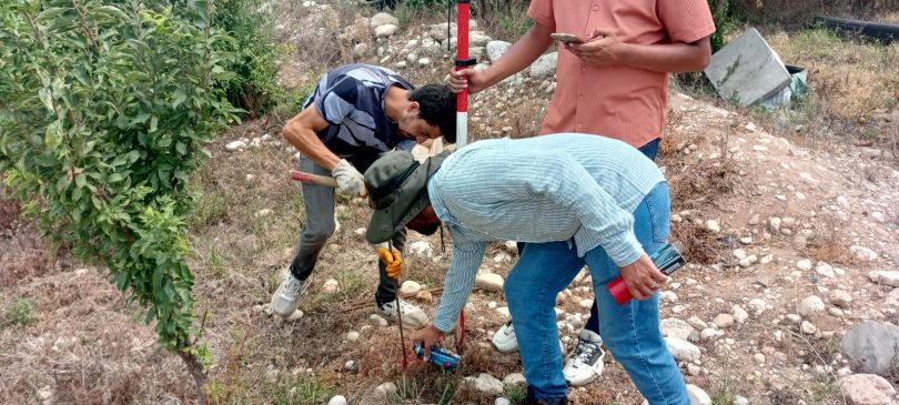 تحديد موقع تركيب ألواح الطاقة الشمسية لبئر الريحانية المغذي لبلدة ببنين.