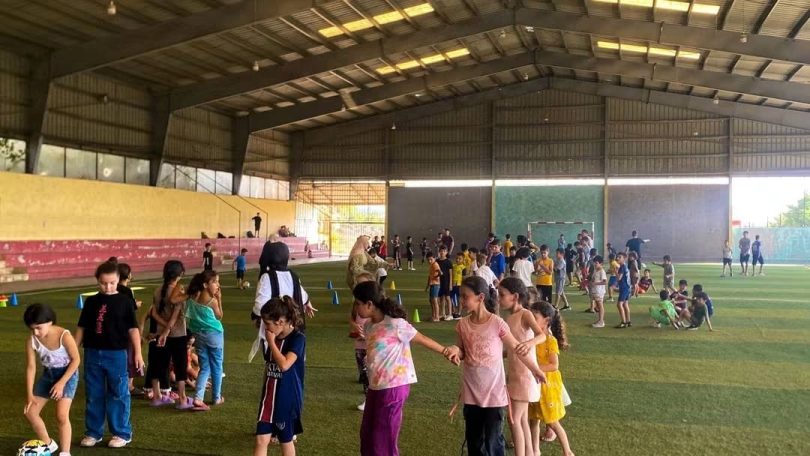 أجواء رياضية وحماسية تجمع أطفال ببنين في الملعب البلدي